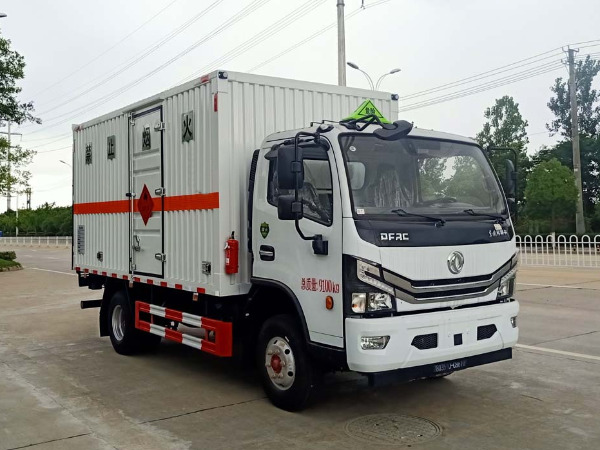 東風5噸易燃氣體廂式運輸車